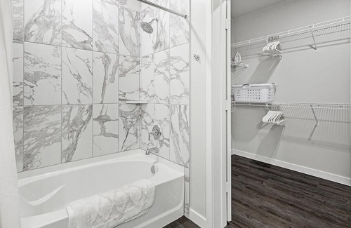 Spring Branch East Apartamento | Modern Apartment in Prime Location (ID1403X426)