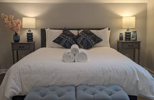 West Central Apartamento | Luxury Apt near Electric Works