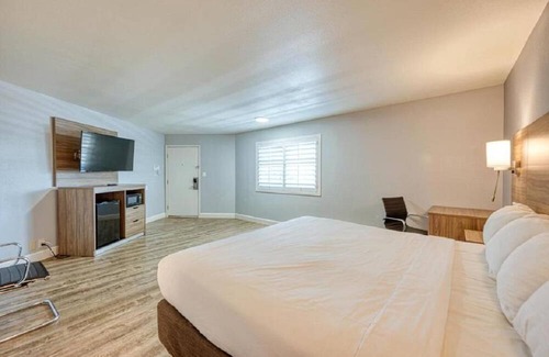 San Luis Obispo Casa | Non-Smoking 1 King Bed Suite