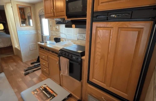 Crystal Falls Alquiler De RV | 2006 Jayco JayFlight- Lakeside Adventures