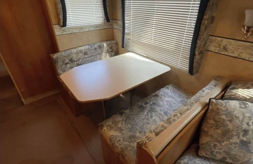 Crystal Falls Alquiler De RV | 2006 Jayco JayFlight- Lakeside Adventures