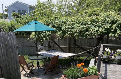 Fair Harbor Cabaña | Original 2-bedroom cottage in lovely Fair Harbor with WiFi