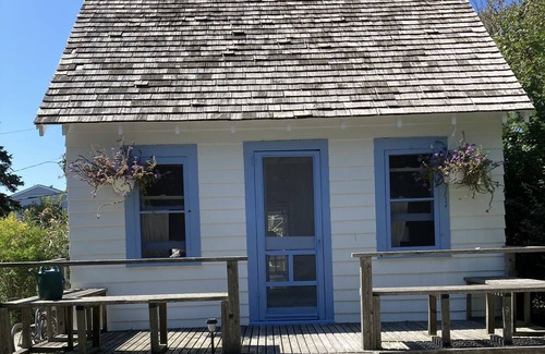 Fair Harbor Cabaña | Original 2-bedroom cottage in lovely Fair Harbor with WiFi