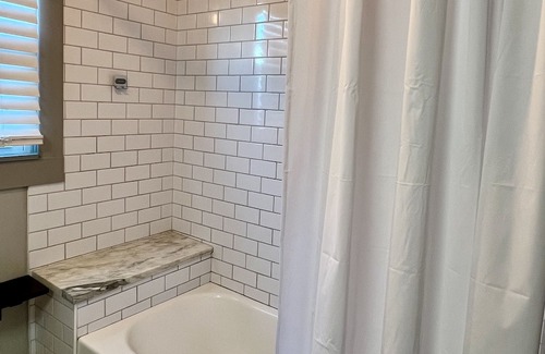 New Albany Casa | Cozy Home Near Bourbon Trail, Airport & NuLu-Pet Friendly Backyard.