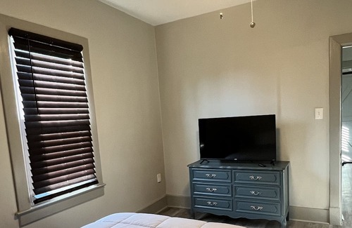 New Albany Casa | Cozy Home Near Bourbon Trail, Airport & NuLu-Pet Friendly Backyard.