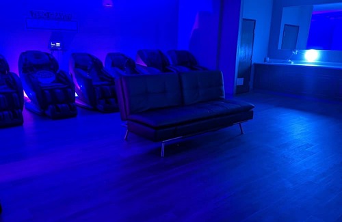 Indianapolis Apartamento | Beds Are Overrated. Choose Luxury Massage Chairs. A 1 of a Kind Experience.