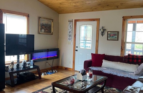 Providence Casa | 5 Min. from New River! Charming 2-Bedroom Mountain Home, Gorgeous Views, 3 Decks