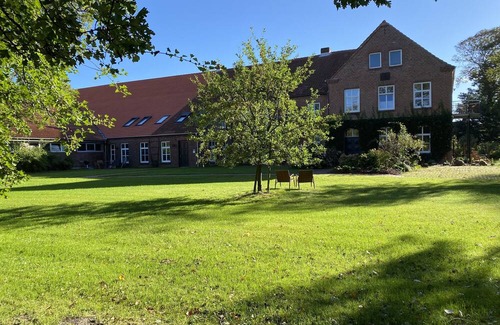 Dornumersiel Apartamento | Einzigartiges Kaarnhaus im Gulfhof mit Charme auf Altem Hof