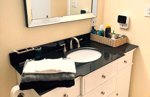 Roseland Casa | Step into luxury at our fully equipped, cozy 4/5 BR, a blend of style & comfort.