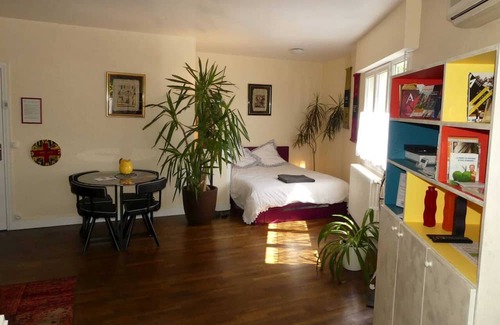 Bourges Apartamento | Homerez - Beautiful studio for 4 ppl. at Bourges