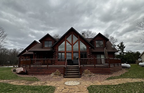 Big Bay Casa | Spacious 6-bedroom lake house on lake Petenwell in Necedah with AC, WiFi