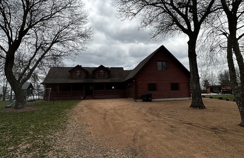 Big Bay Casa | Spacious 6-bedroom lake house on lake Petenwell in Necedah with AC, WiFi
