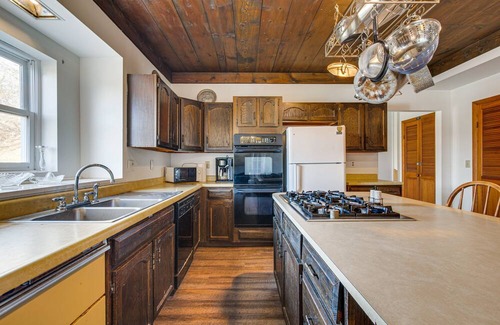 Wheeling Condominio | Historic Wheeling Condo w/ Fireplace Near Museums!