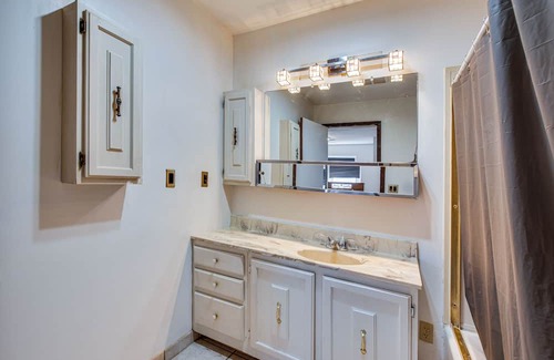 Wheeling Condominio | Historic Wheeling Condo w/ Fireplace Near Museums!