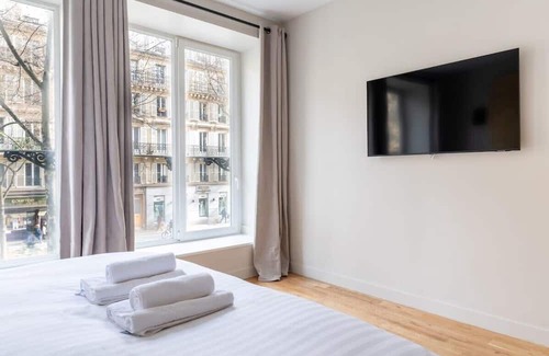 Quartier de la Goutte-d'Or Apartamento | Luxe, State of the Art Suite near Montmartre