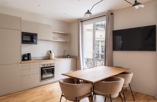 Quartier de la Goutte-d'Or Apartamento | Luxe, State of the Art Suite near Montmartre