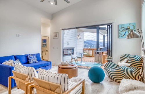 Neskowin Casa | Ocean Views, NanaWall Glass Doors, Chef’s Kitchen in New Build Above Neskowin!