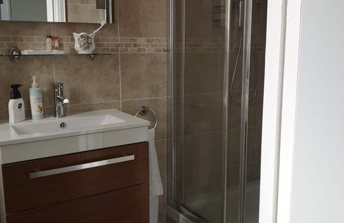 Holland Park Cabina | London/Kensington in suite double room for non smoking female professionals.
