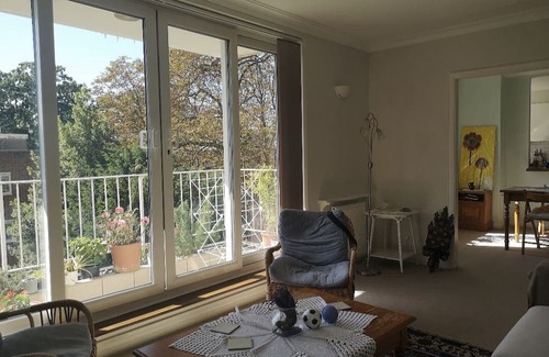 Holland Park Cabina | London/Kensington in suite double room for non smoking female professionals.