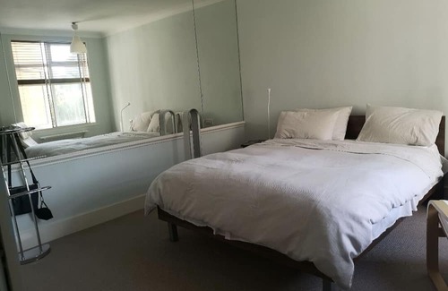 Holland Park Cabina | London/Kensington in suite double room for non smoking female professionals.