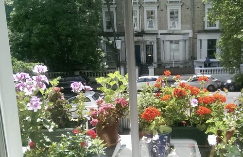 Holland Park Cabina | London/Kensington in suite double room for non smoking female professionals.
