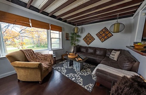 Hamilton Cabaña | Bird-watching haven in Dundas Ontario