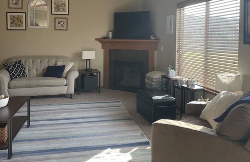 Oakdale Condominio | Cheerful 3 bedroom townhouse with fireplace, deck