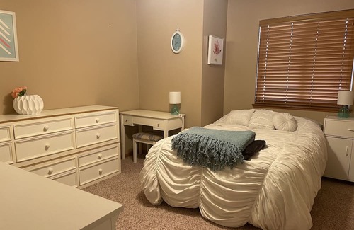 Oakdale Condominio | Cheerful 3 bedroom townhouse with fireplace, deck