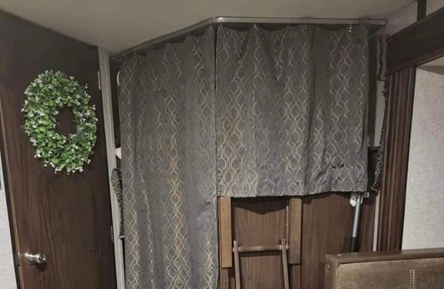 Happy Valley Casa | Cozy small camper in a quiet neighborhood and enjoy the sounds of nature