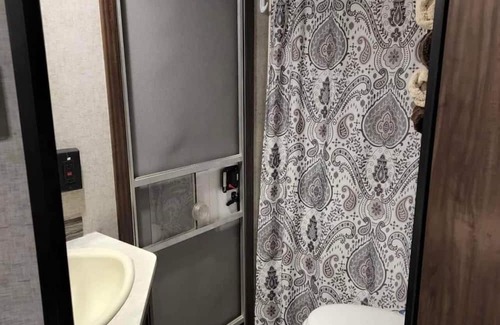 Happy Valley Casa | Cozy small camper in a quiet neighborhood and enjoy the sounds of nature