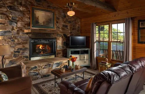 Steeles Tavern Cabina | Ivy Cabin, Hot tub and on site Spa!