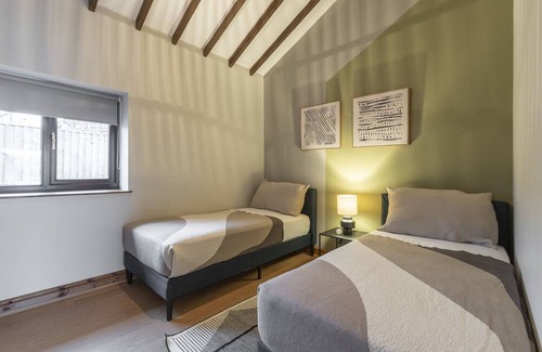 South Norwood Cabaña | Swan (Alarch) - a glan morfa lodge that sleeps 6 guests in 3 bedrooms