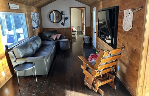 Whitewater Region Cabaña | 1 hour west of Ottawa Family friendly Private Nearby amenities Sleeps up to 10