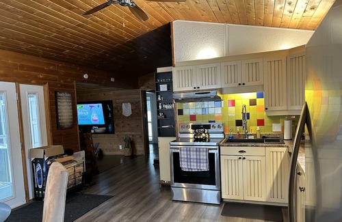Whitewater Region Cabaña | 1 hour west of Ottawa Family friendly Private Nearby amenities Sleeps up to 10
