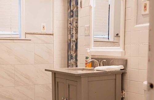 Detroit Cabaña | Cozy Cottage Getaway