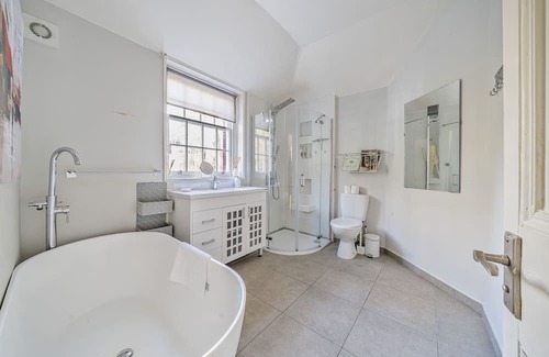 Oxshott Casa | Pass The Keys - Oxshott Stationside Cottage - Dogs Welcome !