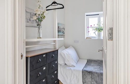 Oxshott Casa | Pass The Keys - Oxshott Stationside Cottage - Dogs Welcome !
