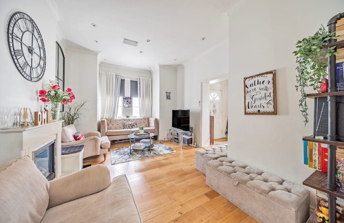 Oxshott Casa | Pass The Keys - Oxshott Stationside Cottage - Dogs Welcome !