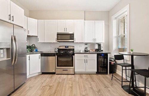 Woodlawn Apartamento | Stylish 3-BR Oasis, Free Parking + Laundry!