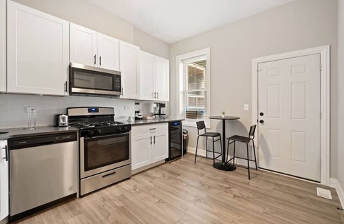 Woodlawn Apartamento | Stylish 3-BR Oasis, Free Parking + Laundry!