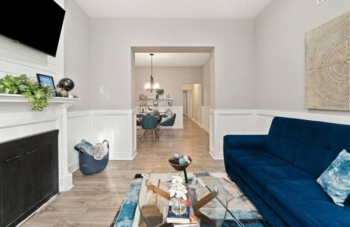 Woodlawn Apartamento | Stylish 3-BR Oasis, Free Parking + Laundry!