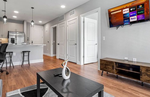 Fort Worth Apartamento | Modern Elegance-1 King BR | Gym | Pool | Laundry