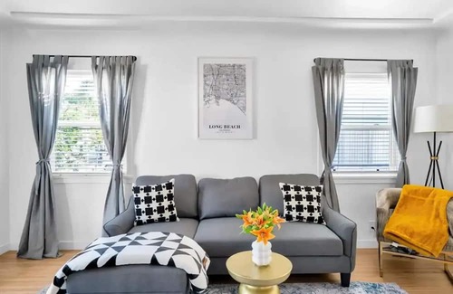 Eastside Casa | Modern Pop Art getaway in Long Beach