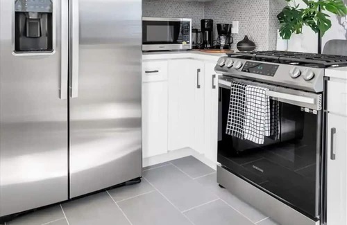 Eastside Casa | Modern Pop Art getaway in Long Beach
