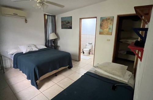 Santa Cruz Otro | Spacious rustic lakefront house overlooking Maderas volcano