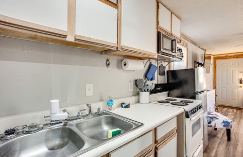 Willis Apartamento | Texas Tiny Home w/ Community Pool & Lake Access!