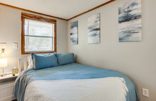 Willis Apartamento | Texas Tiny Home w/ Community Pool & Lake Access!