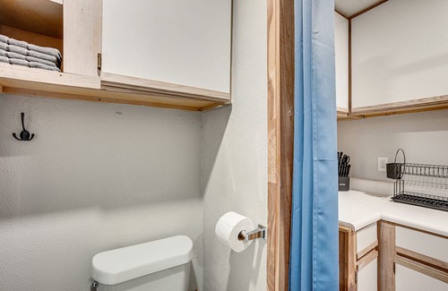 Willis Apartamento | Texas Tiny Home w/ Community Pool & Lake Access!