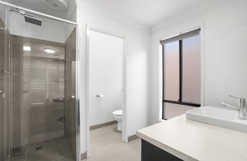 Truganina Casa | Spacious House @Truganina WIFI available 2.5km from Local Shopping Centre