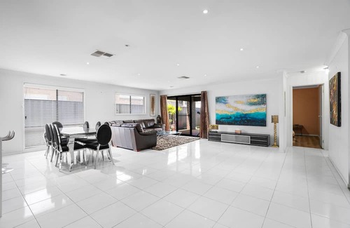 Truganina Casa | Spacious House @Truganina WIFI available 2.5km from Local Shopping Centre